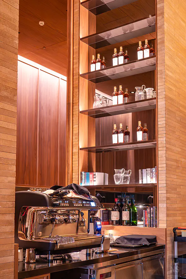 北緯23度的咖啡機與酒櫃
