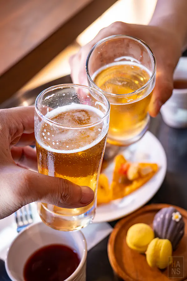 翰斯與 Kay 在大廳 Happy Hour 舉杯慶祝結婚紀念日