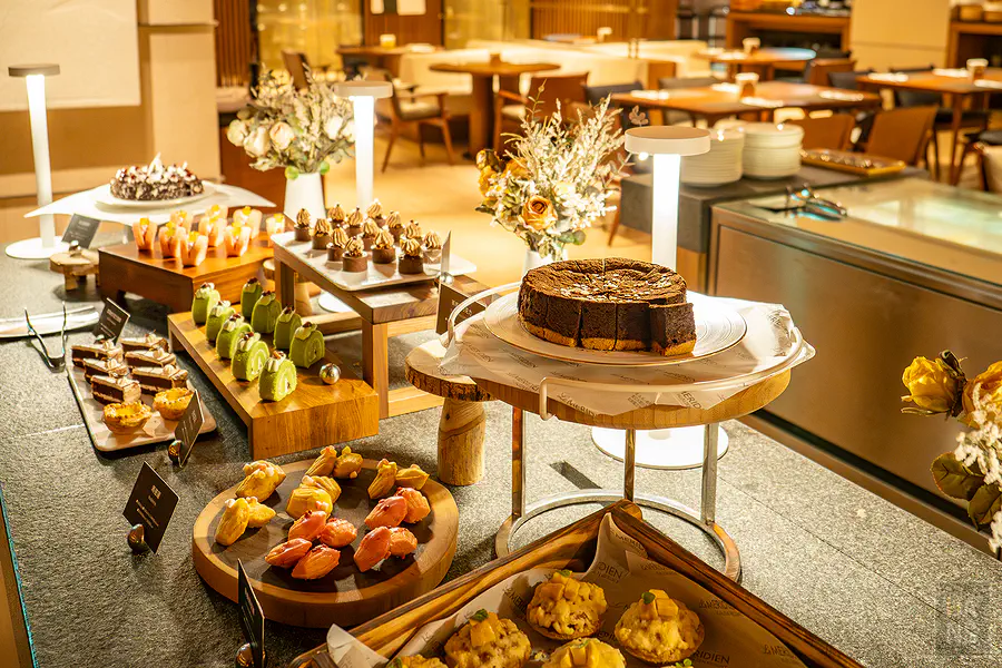 探索廚房 Buffet 的甜點區,有各式蛋糕和瑪德蓮