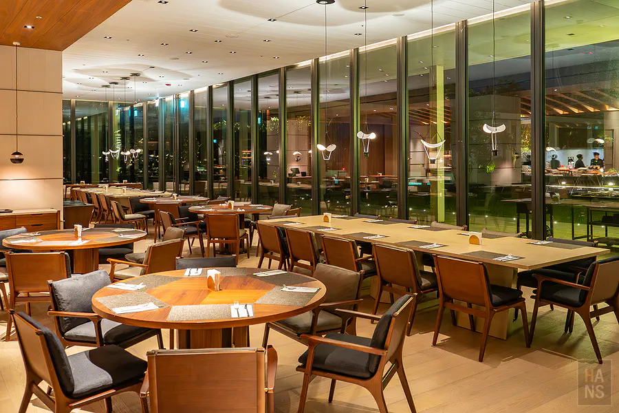 探索廚房晚餐時段的用餐座位區