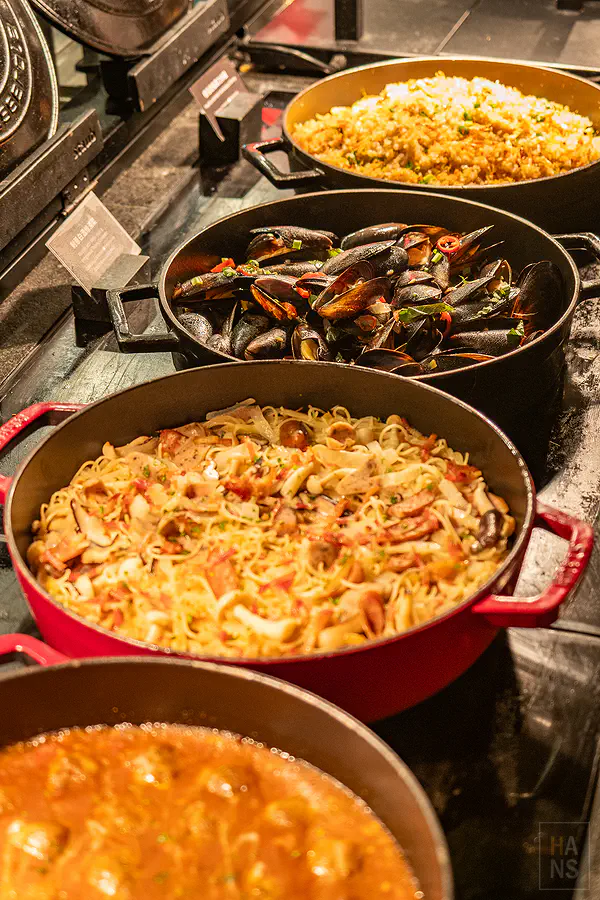 探索廚房 Buffet 的熟食區，有淡菜、炒飯、義大利麵