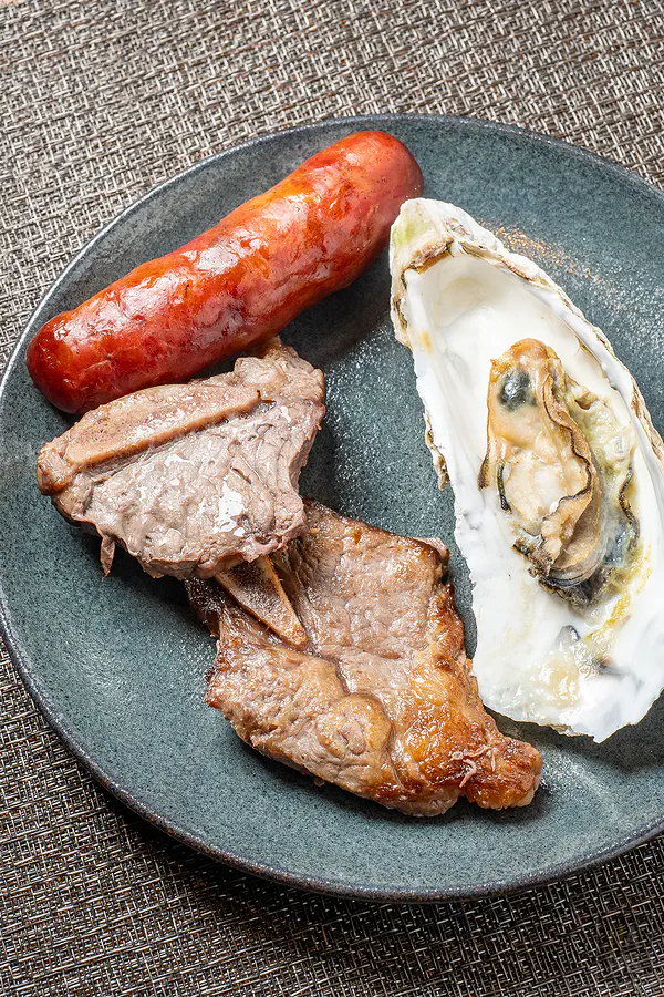 戶外 BBQ 區的香腸、烤肉與生蠔