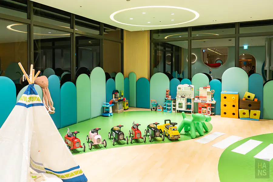 兒童俱樂部的辦家家酒與小車車區