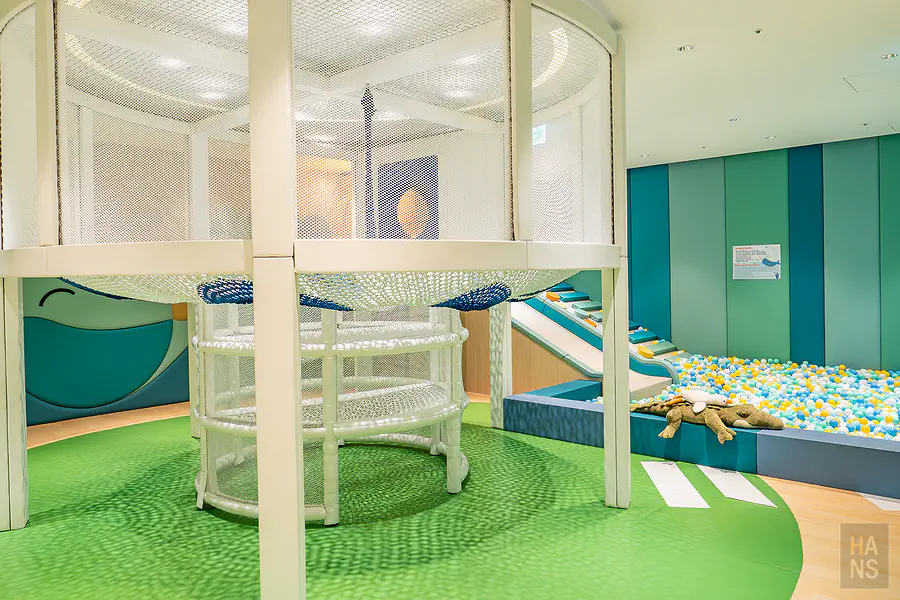 兒童俱樂部內的球池與攀爬遊樂設施