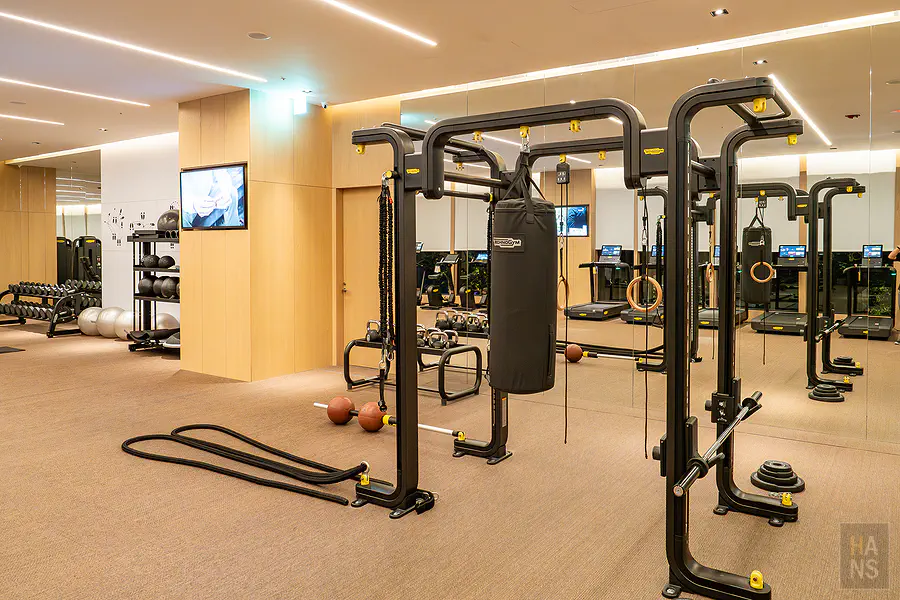 潔西艾美健身房的多功能重訓架與戰繩