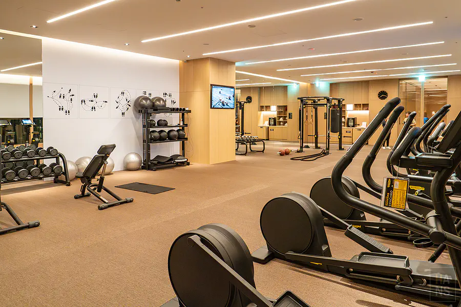 潔西艾美健身房的自由重量與器材區