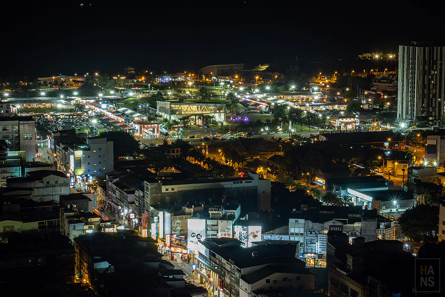 從 Sky Bar 眺望東大門夜市方向的夜景