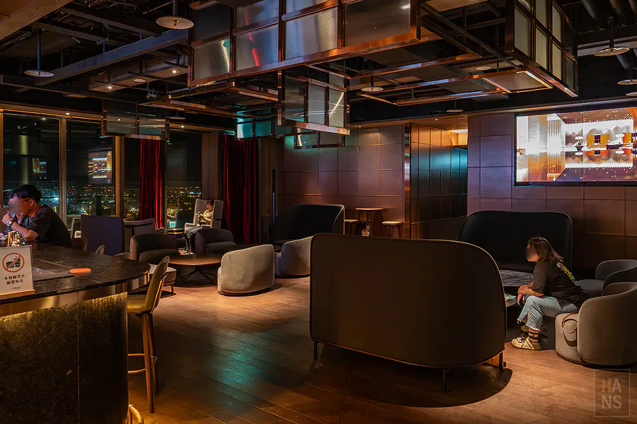 花蓮潔西艾美 Sky Bar 晚上的室內座位區