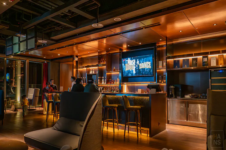 Sky Bar 晚上的吧台區