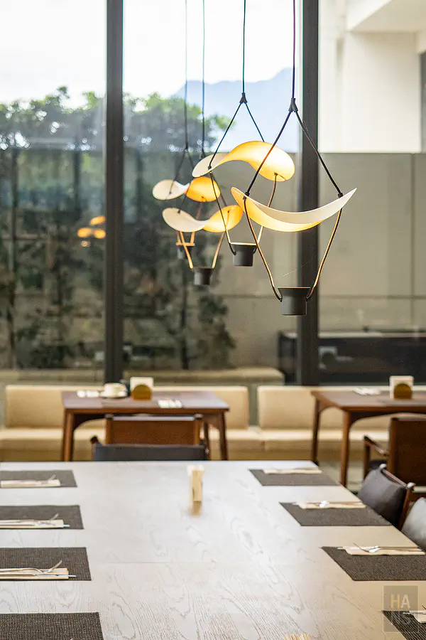 探索廚房早餐的座位區與燈飾