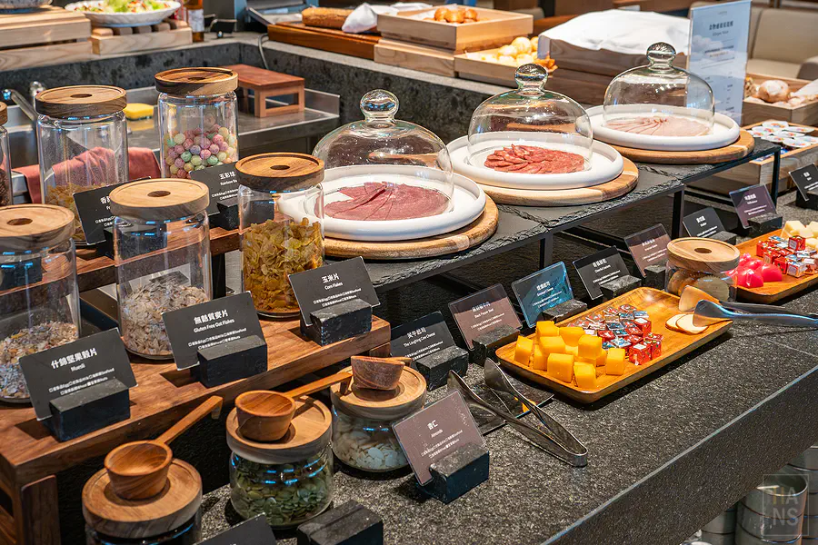 早餐的麥片、堅果、冷肉與起司區