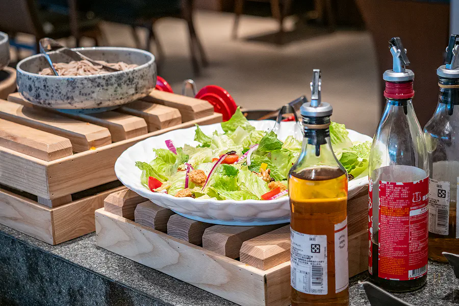 探索廚房早餐的沙拉與蕎麥麵