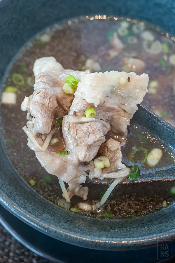 早餐的現燙牛肉湯特寫