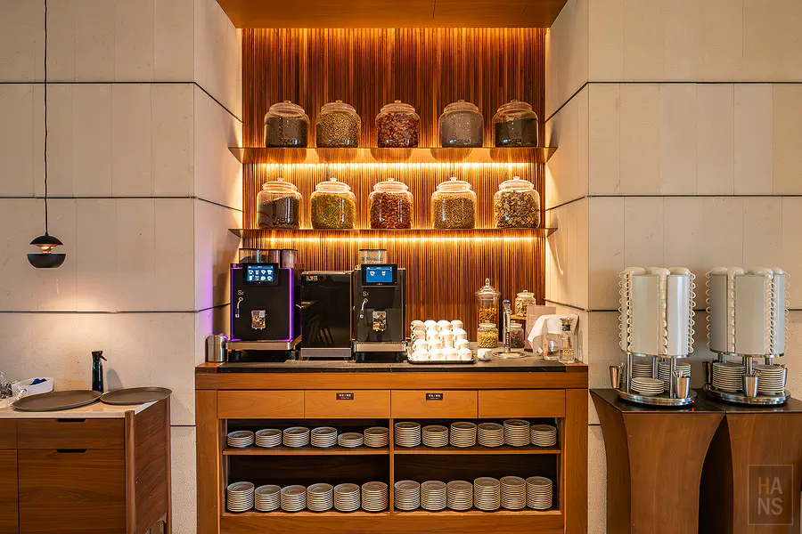 早餐的咖啡機與熱茶區