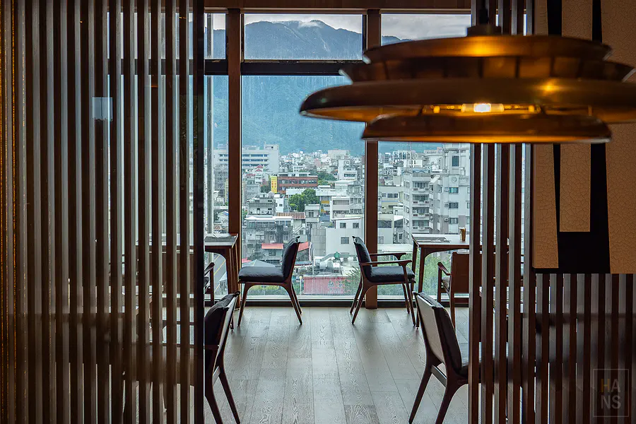 探索廚房窗外的花蓮市景與山景