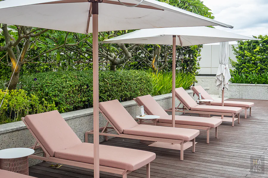 潔西艾美戶外泳池畔的躺椅區