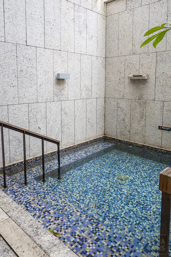 潔風呂水療中心的半露天裸湯溫泉池