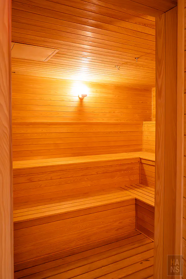 潔風呂內附設的三溫暖烤箱