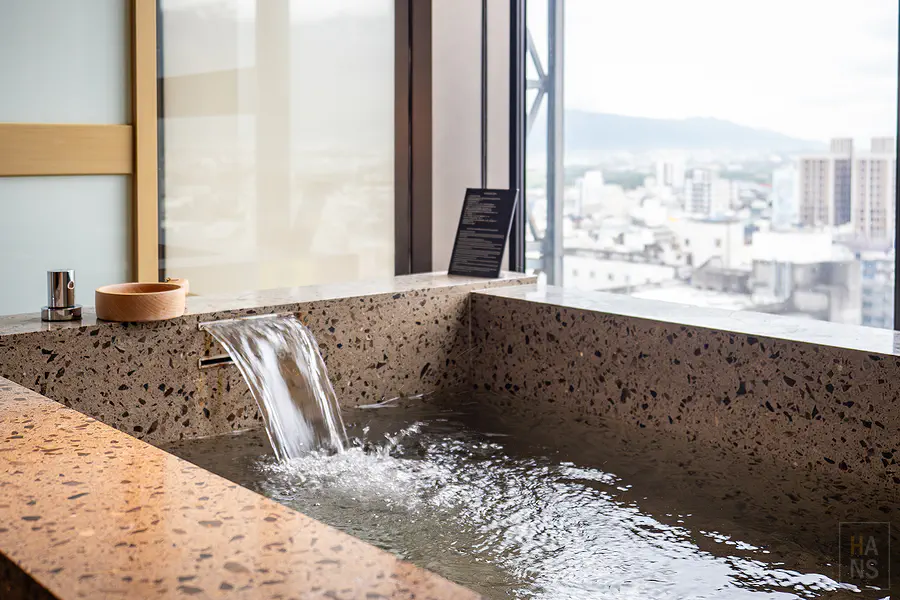 房內溫泉浴池的溫泉水正流出