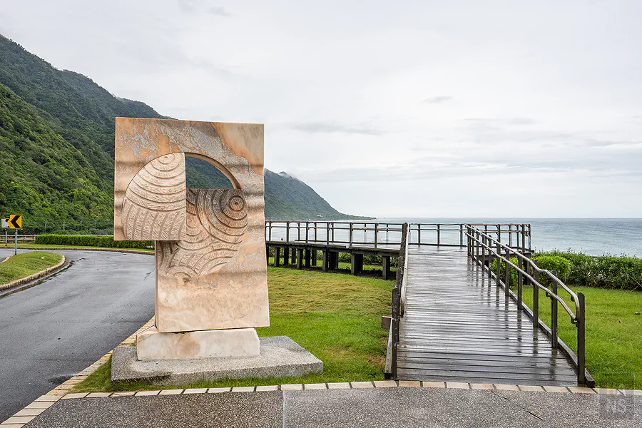 花蓮大灣遊憩區的觀景木棧道與裝置藝術