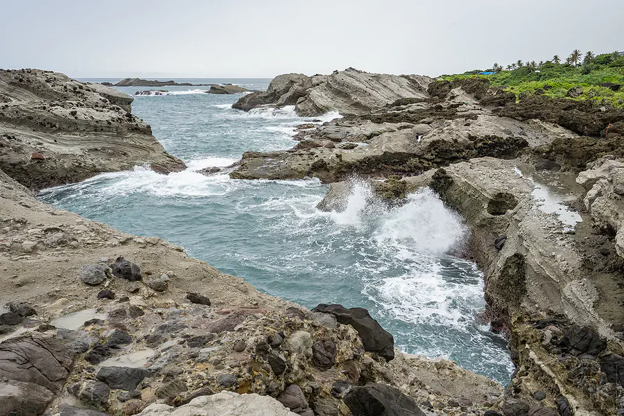 海浪拍打石梯坪的海蝕溝