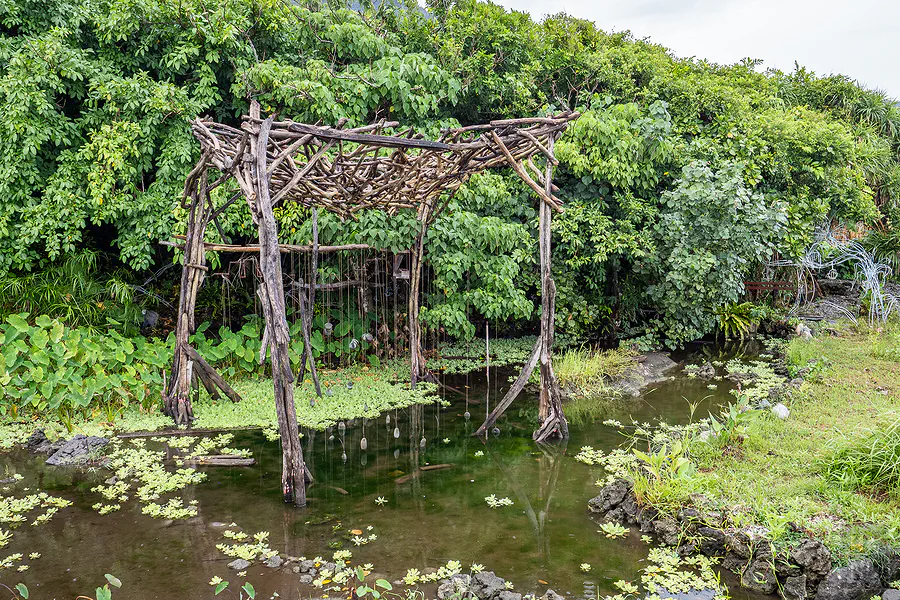 石梯坪風景區內的生態池與漂流木裝置