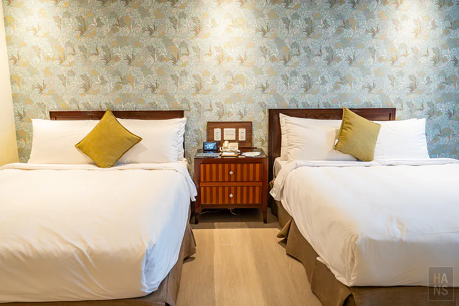 豪華家庭房的床頭櫃