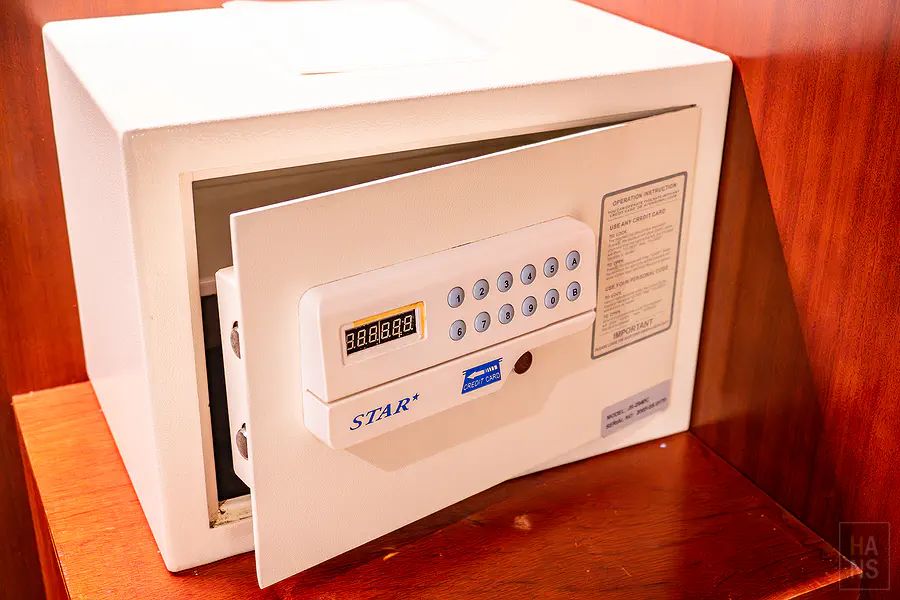 房內保險箱特寫