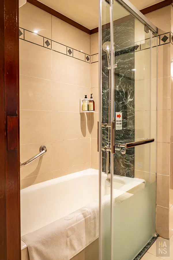 豪華家庭房的浴缸與淋浴間