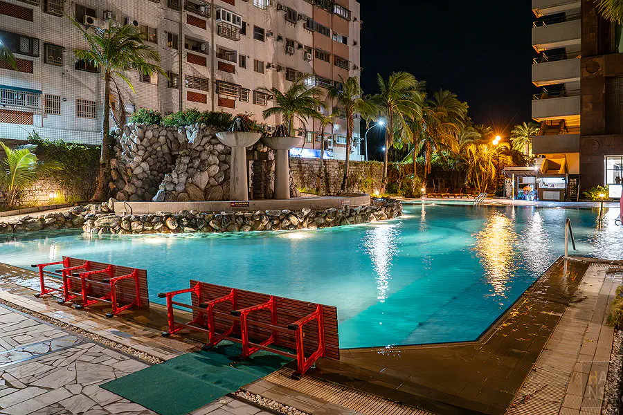 娜路彎大酒店晚上的戶外游泳池夜景