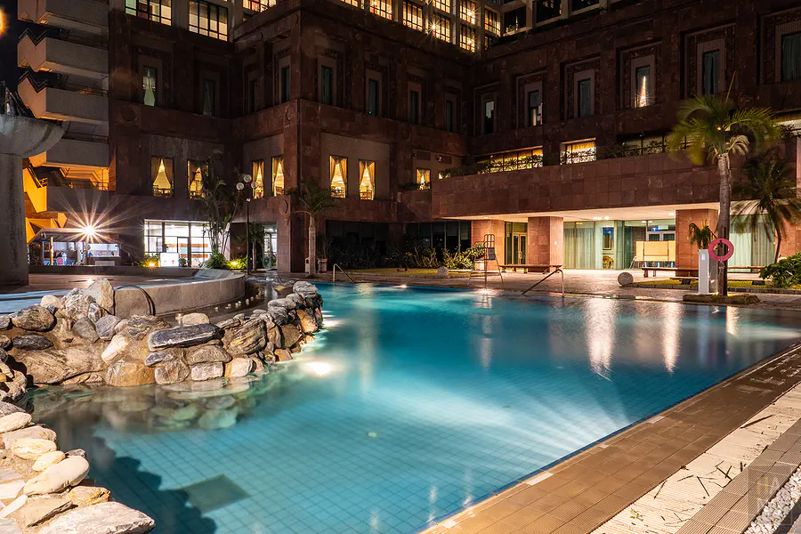 娜路彎大酒店晚上的戶外游泳池夜景