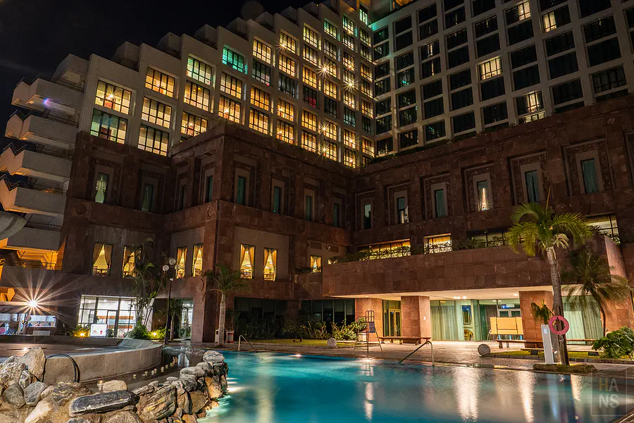 娜路彎大酒店晚上的戶外游泳池夜景