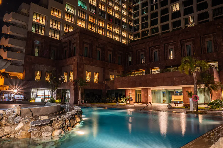 娜路彎大酒店晚上的戶外游泳池夜景