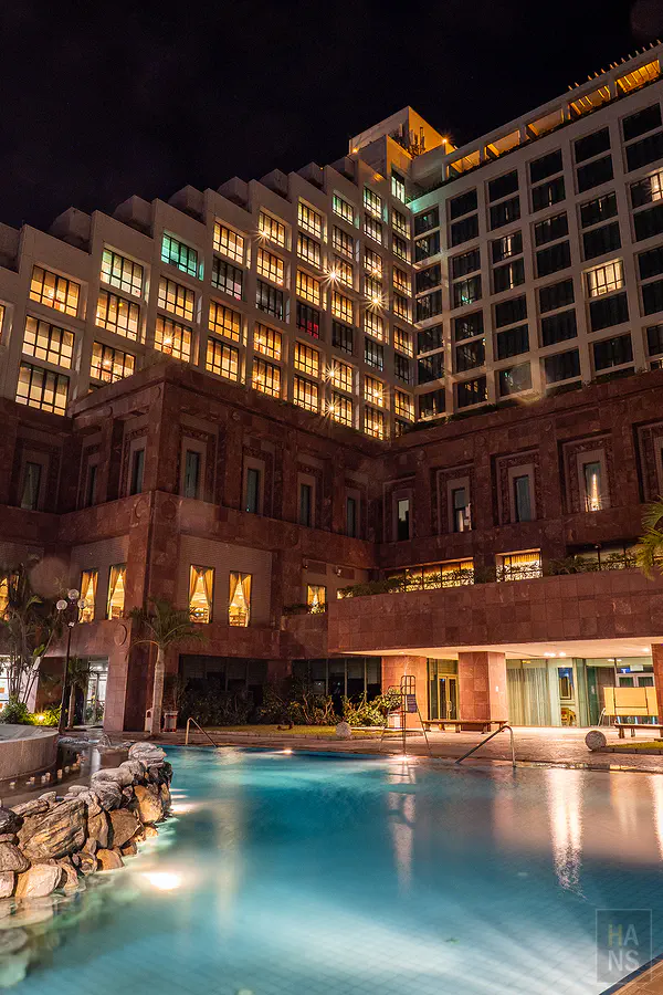 娜路彎大酒店晚上的戶外游泳池夜景