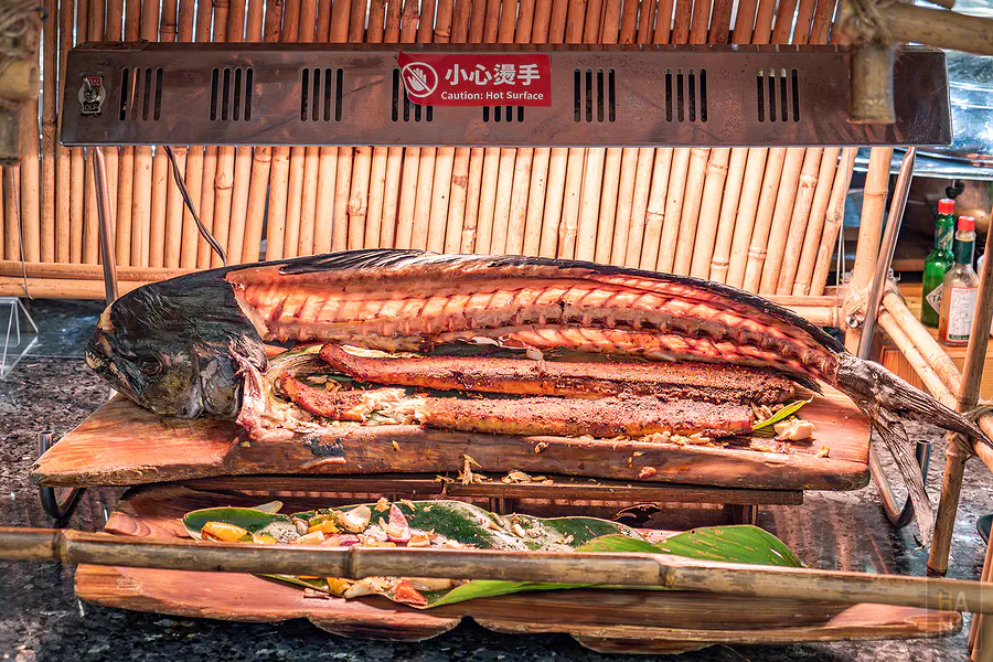 晚餐 Buffet 的特色菜:原住民風味烤全魚