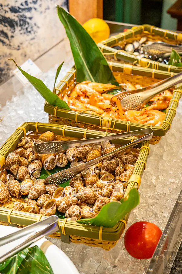 娜路彎 Buffet 的新鮮白蝦與鳳螺