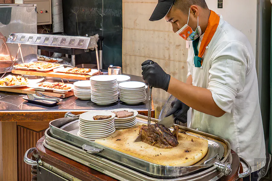 晚餐 Buffet 的現切烤牛排