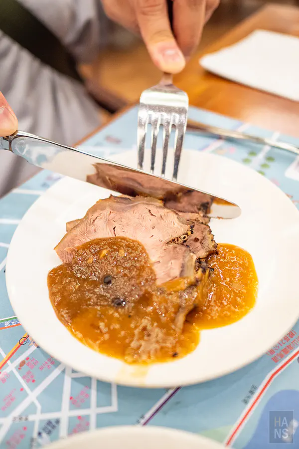 現切烤牛排佐蘑菇醬