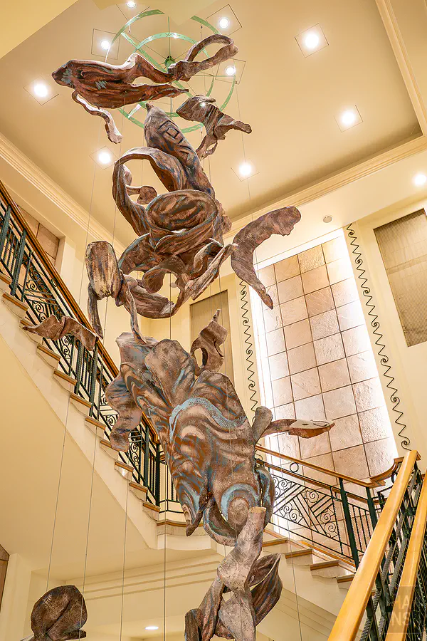 娜路彎大酒店大廳樓梯間的藝術雕塑