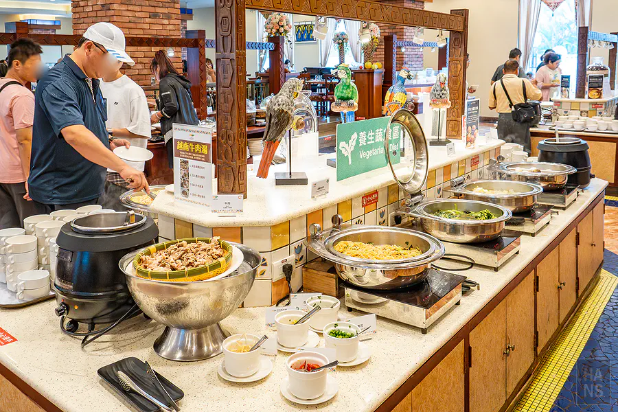 娜路彎早餐 Buffet 的素食區與熱菜區