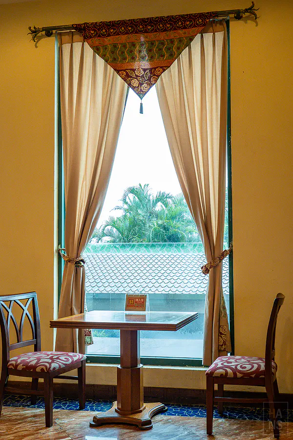 娜路彎歐風西餐廳早餐時段的窗邊座位