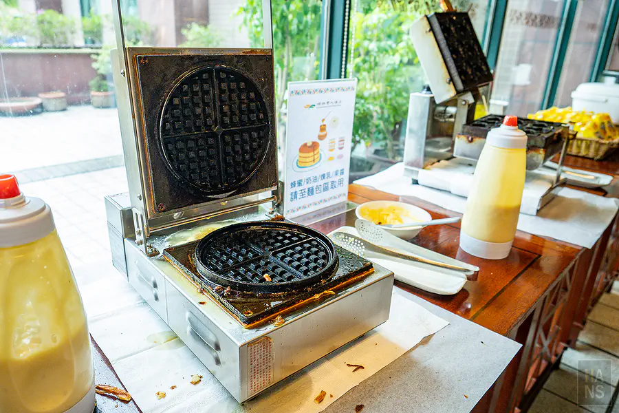 娜路彎早餐 Buffet 的 DIY 鬆餅機