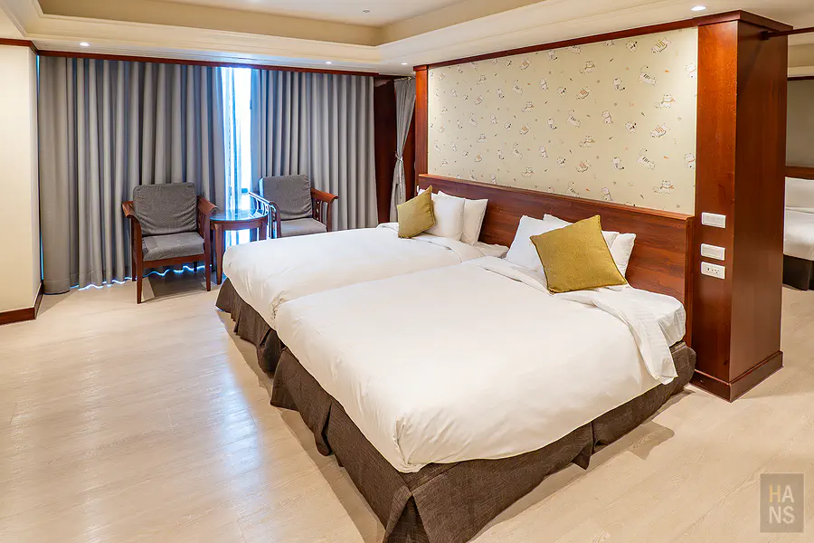 豪華親子房的第二個房間，有兩張單人床