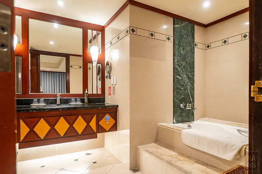 豪華親子房的主臥室浴室