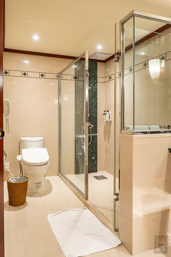 豪華親子房的第二間浴室淋浴間