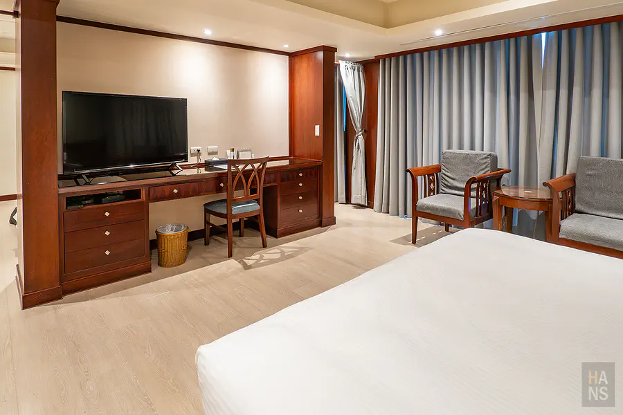 豪華親子房的書桌與電視