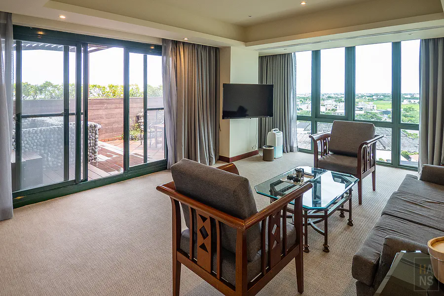 星空天浴套房客廳，可通往戶外露臺