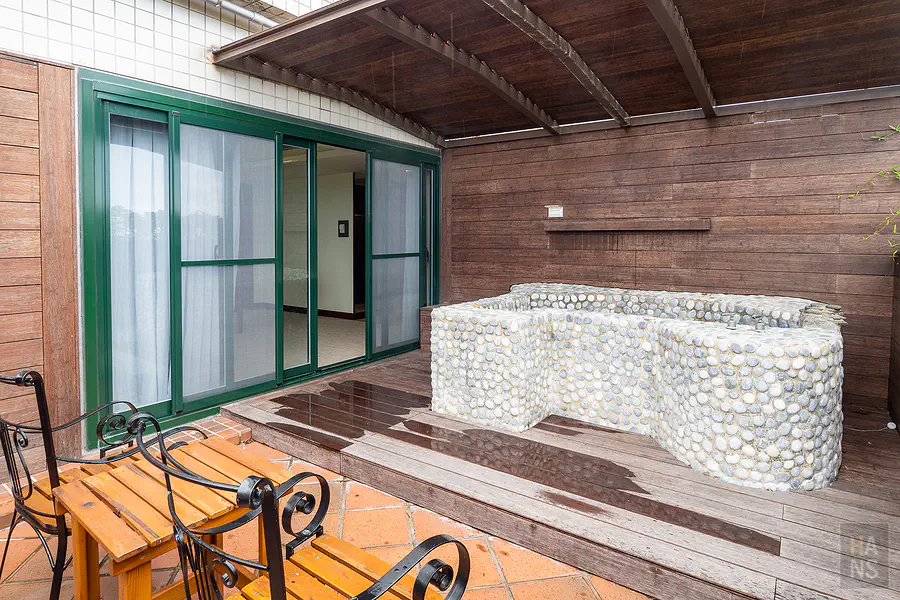 星空天浴套房的半露天陽台與鵝卵石浴池