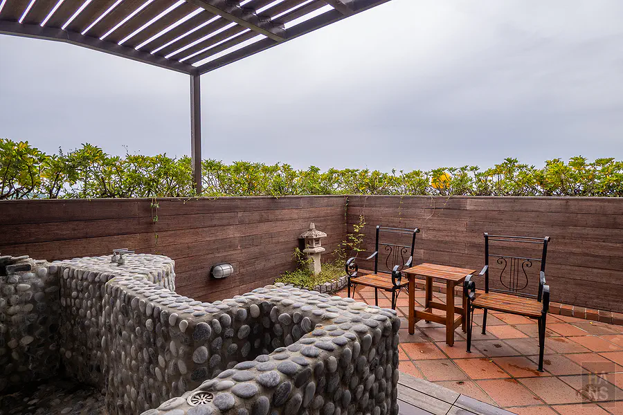 星空天浴套房的露天浴池與休息區