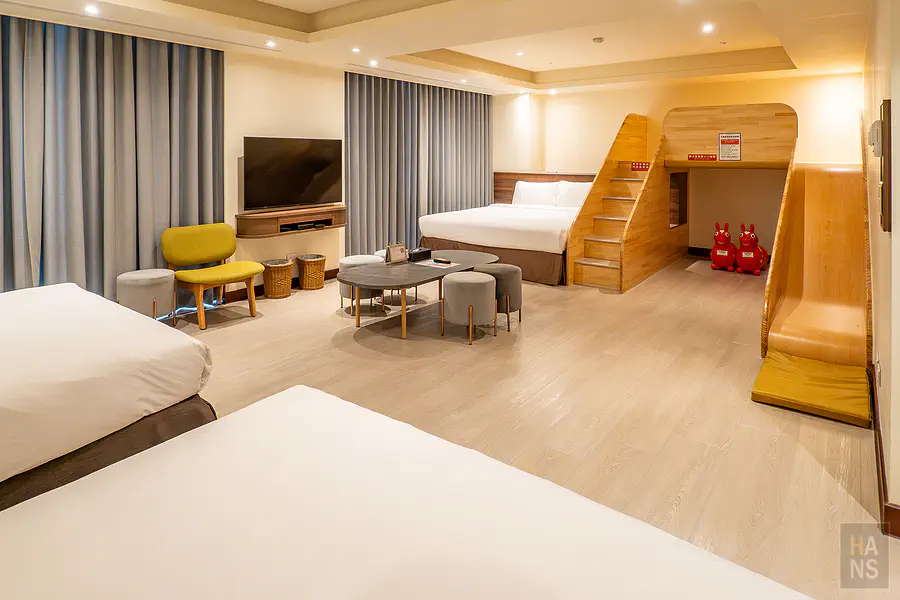 娜路彎精緻闔家房，房間內就有溜滑梯與上下舖